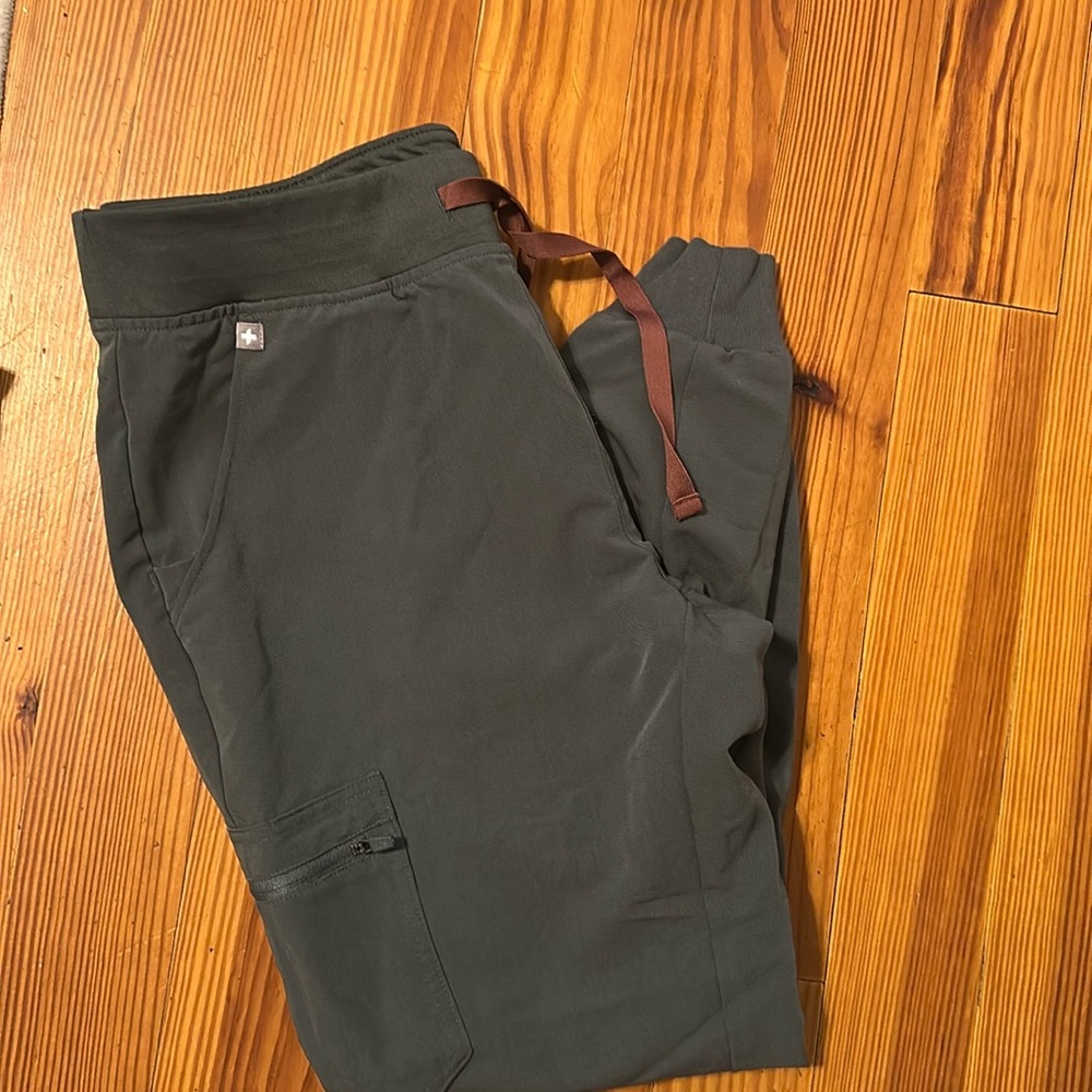 FIGS joggers medium petite